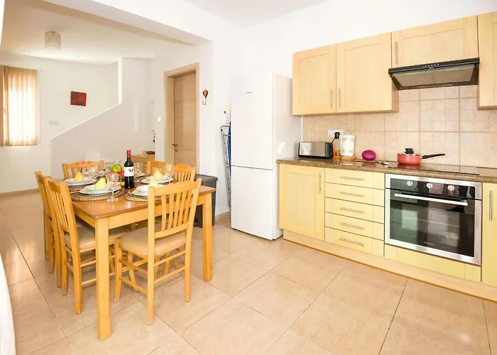 Willa Mandy Protaras